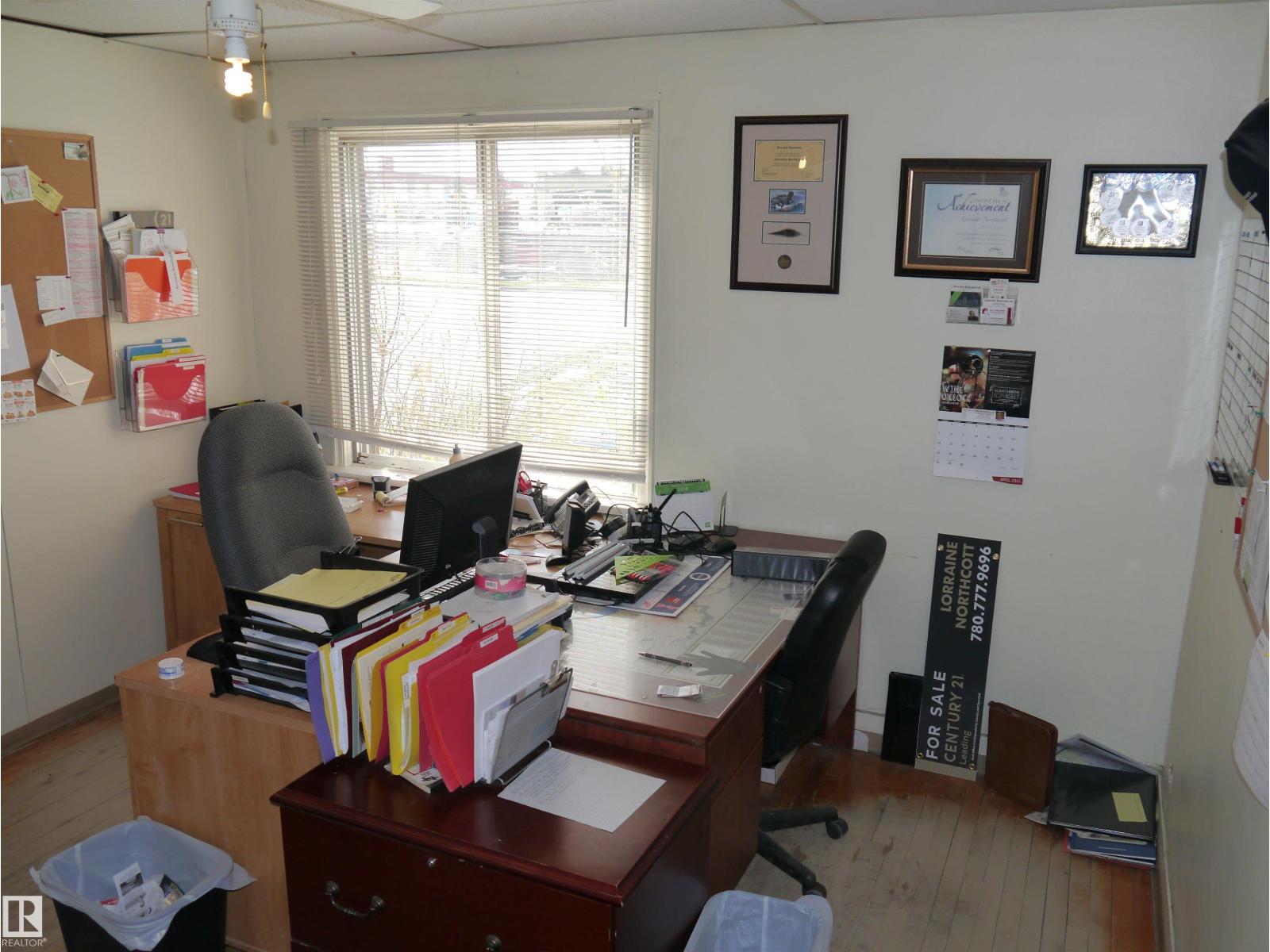 4907 & 4911 47 Av Property Photo 16