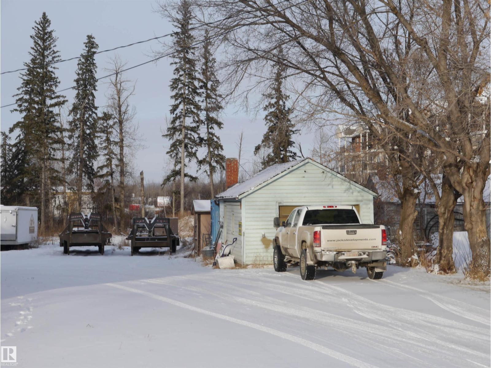 4907 & 4911 47 Av Property Photo 18