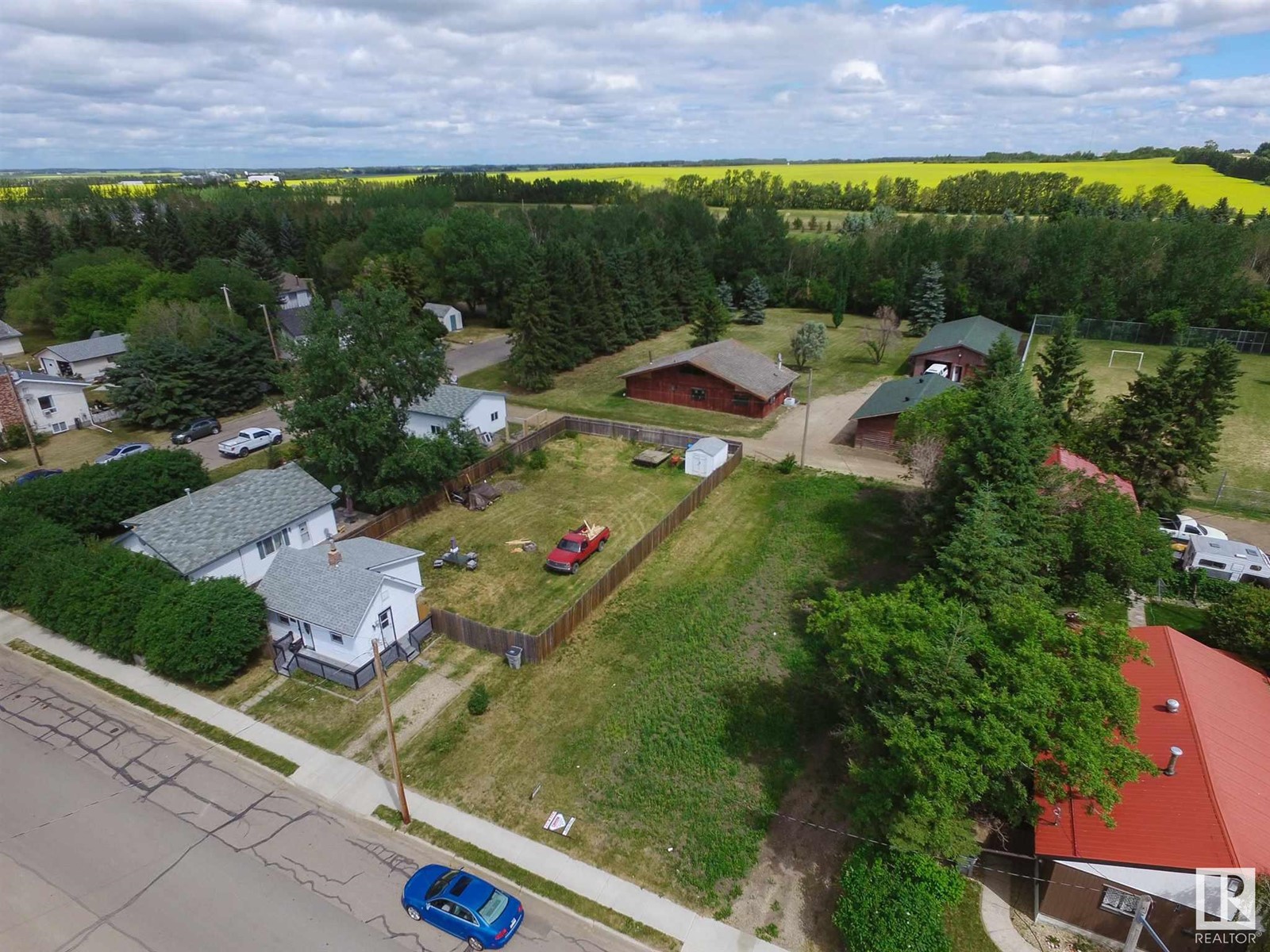 5127 46 St Property Photo 3