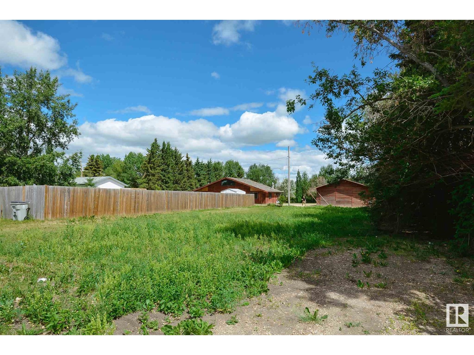 5127 46 St Property Photo 5