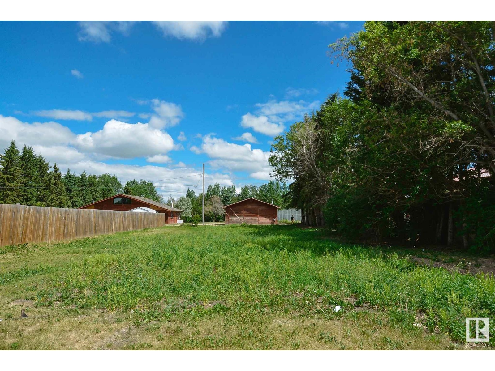 5127 46 St Property Photo 6