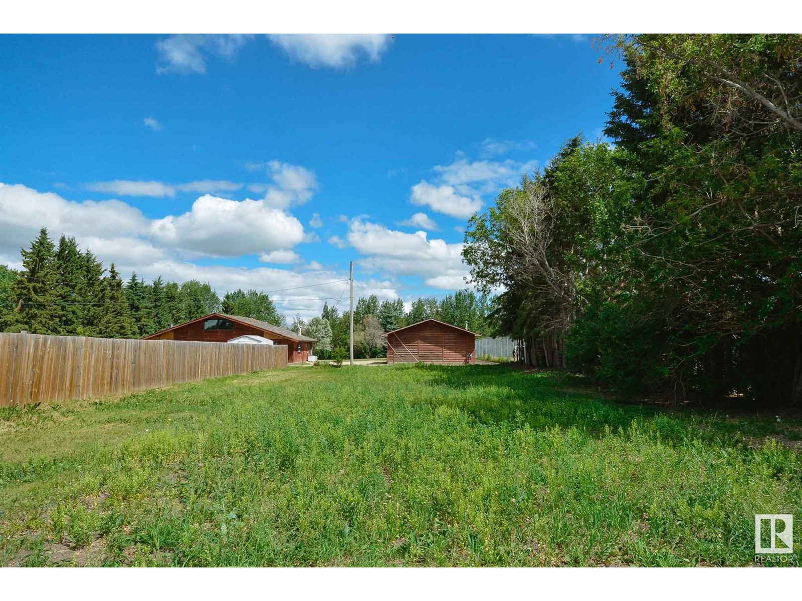 5127 46 St Property Photo 7