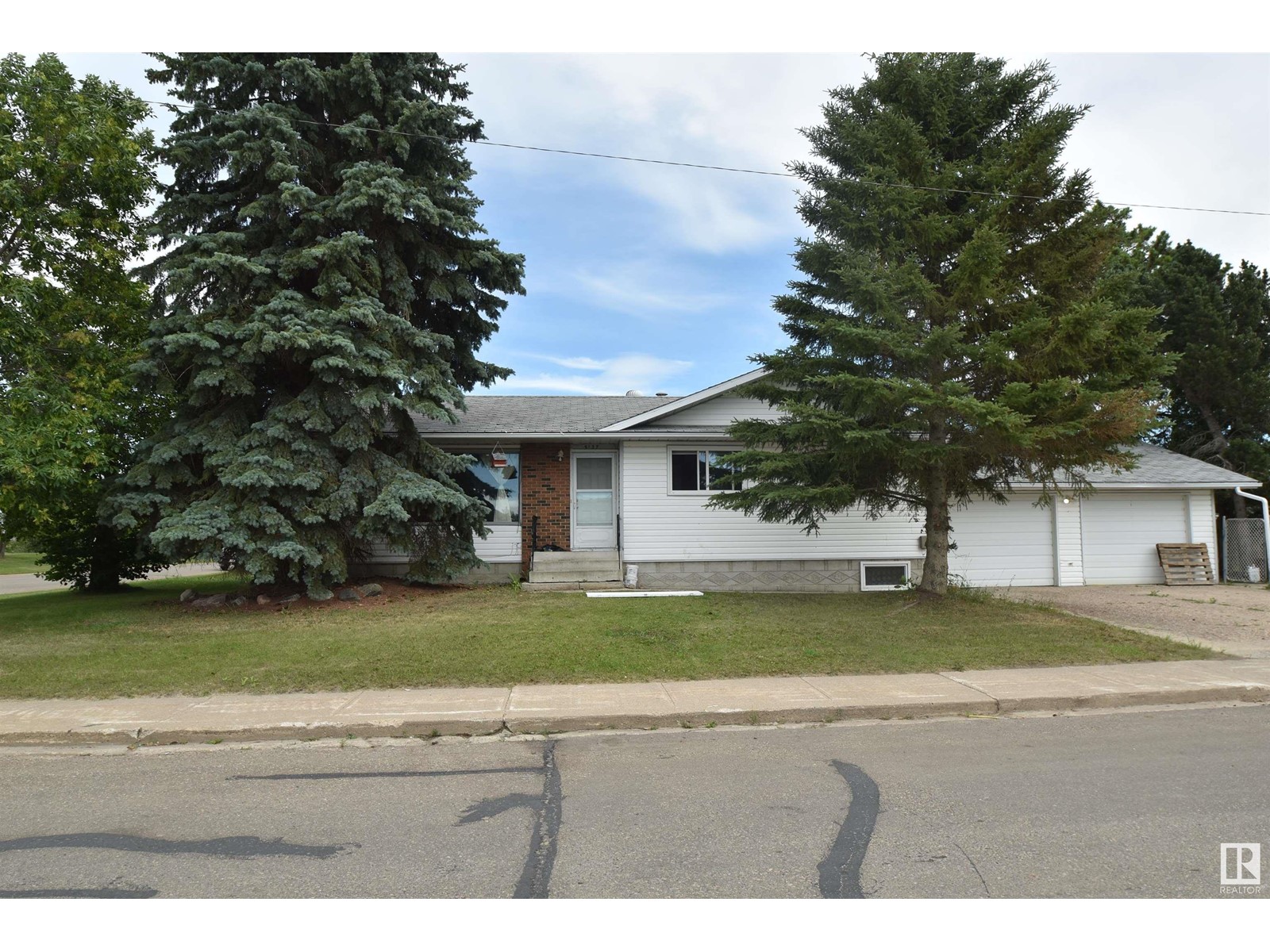 5137 53 AV Property Photo 1