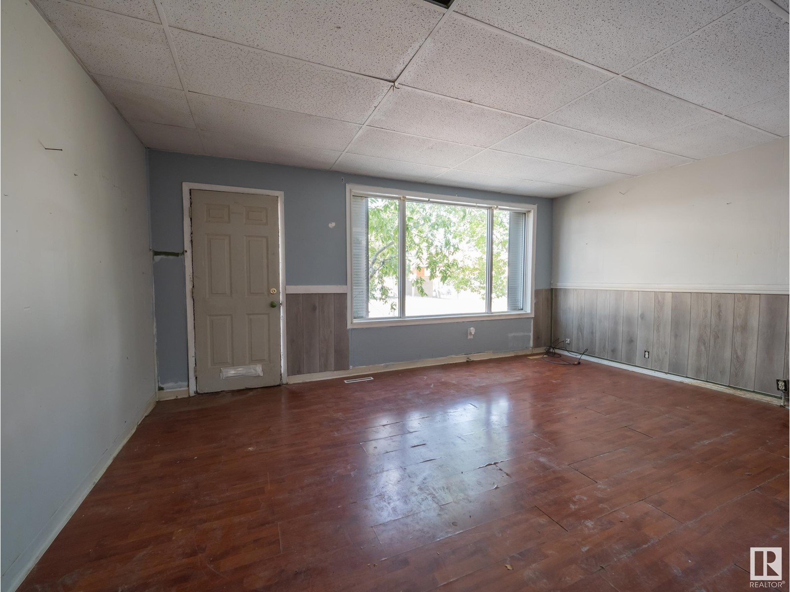 4737 50 Av Property Photo 2