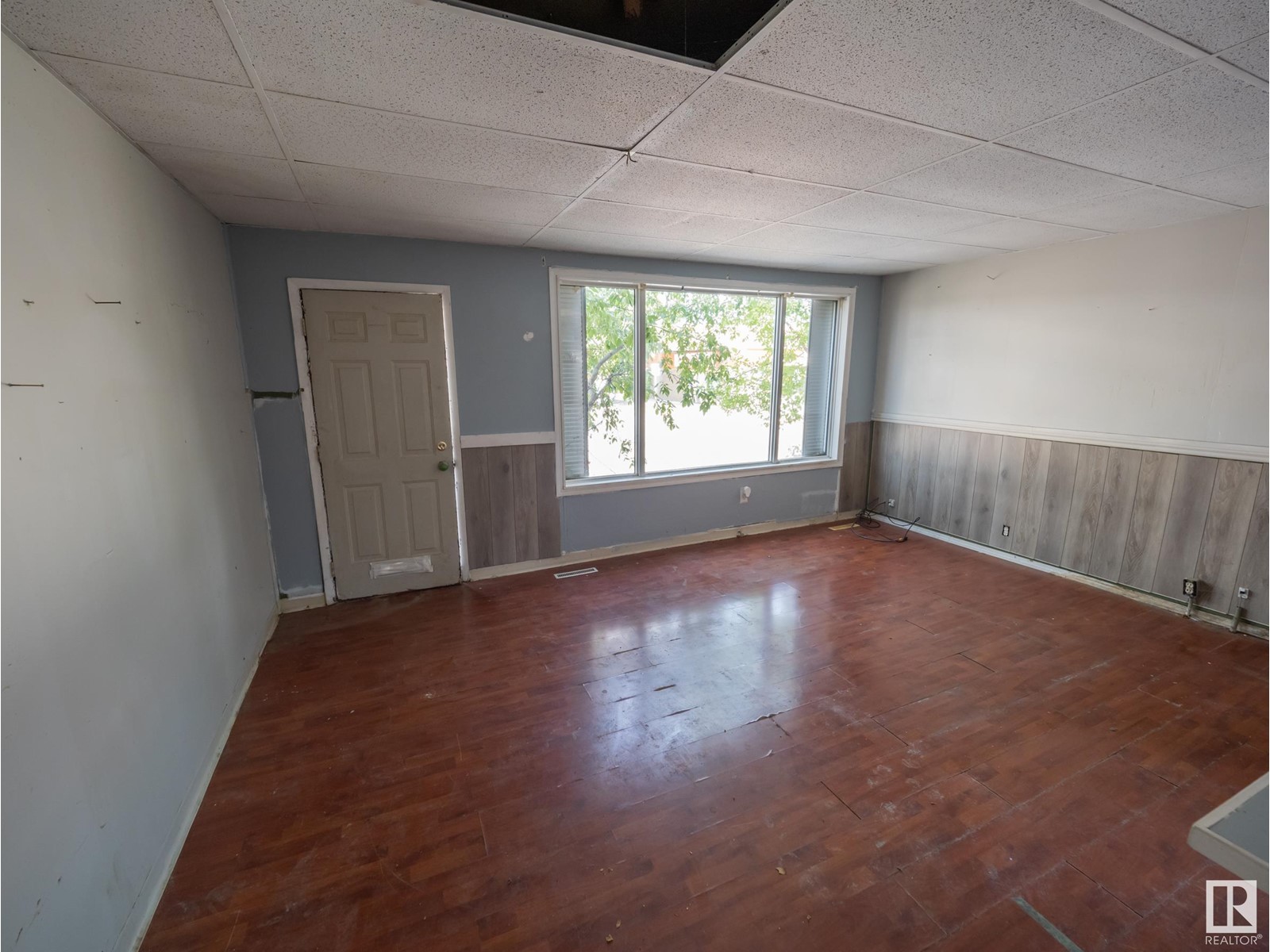 4737 50 Av Property Photo 3