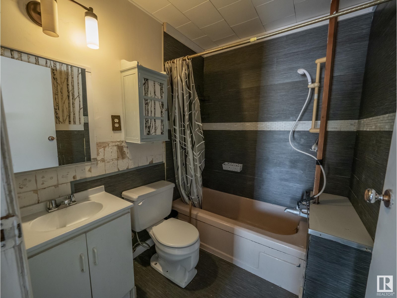 4737 50 Av Property Photo 7