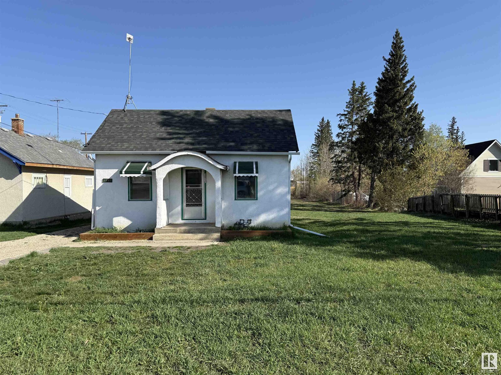 4917 47 Av Property Photo 1
