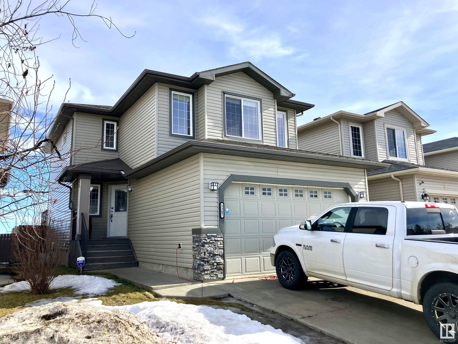 5307 45 St Property Photo