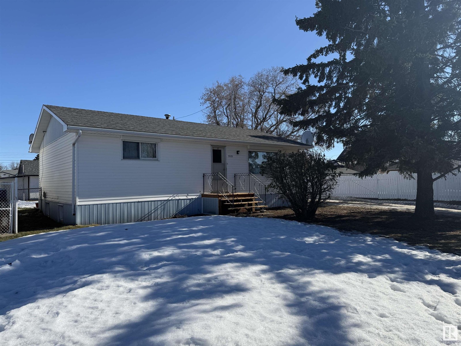 5115 46 St Property Photo