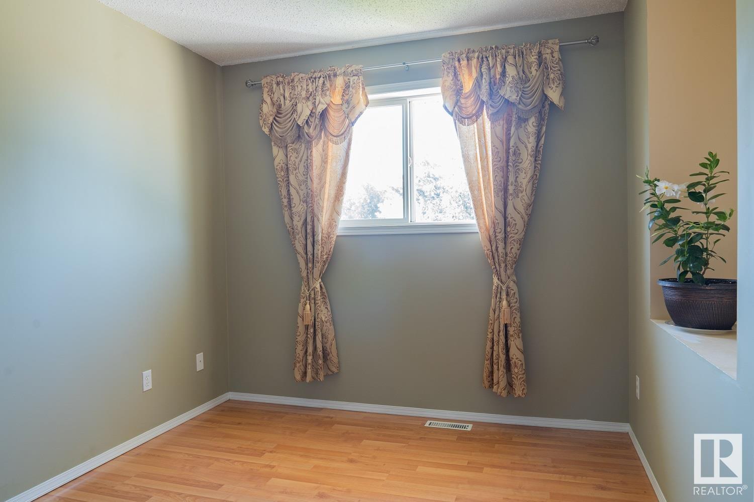 4204 50a Av Property Photo 21