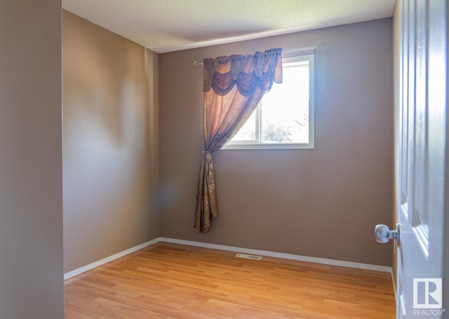4204 50a Av Property Photo 24
