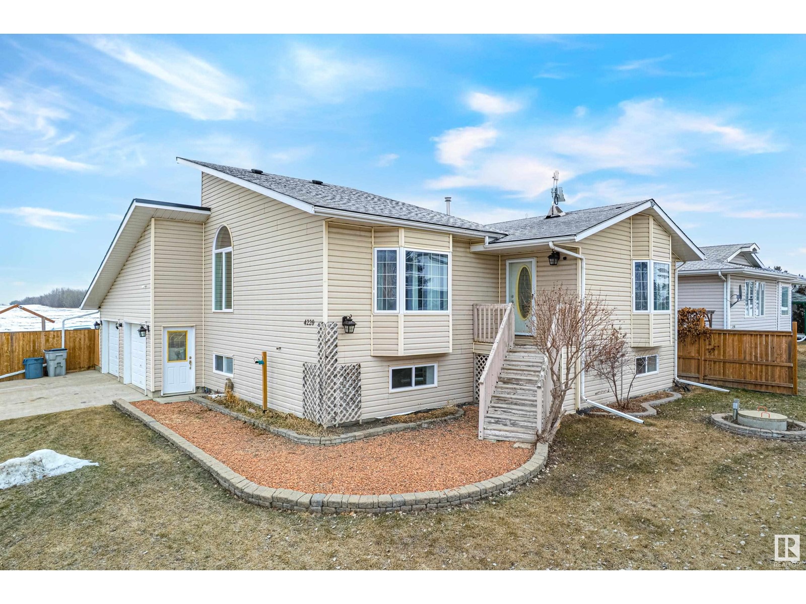4220 50 Av Property Photo