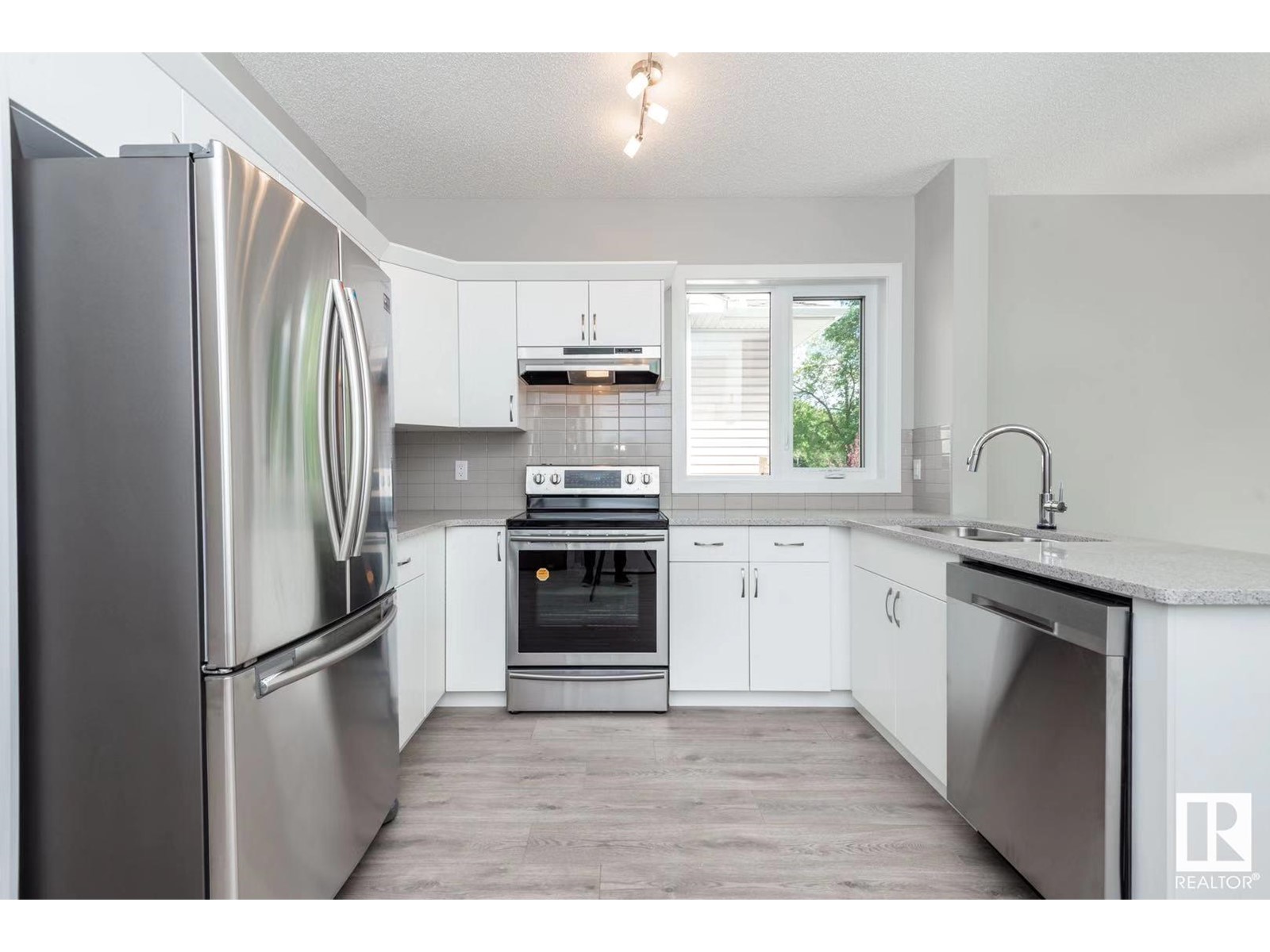 10916 University Av Nw Property Photo 3