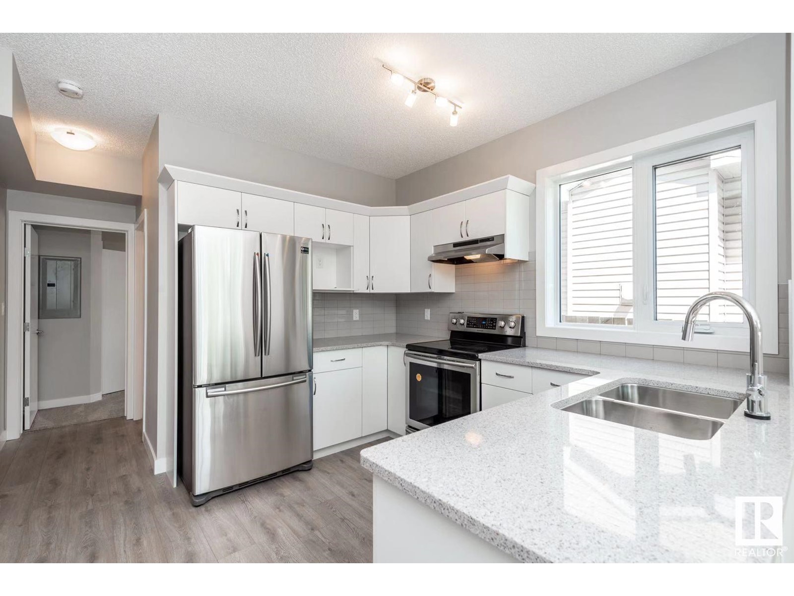 10916 University Av Nw Property Photo 4