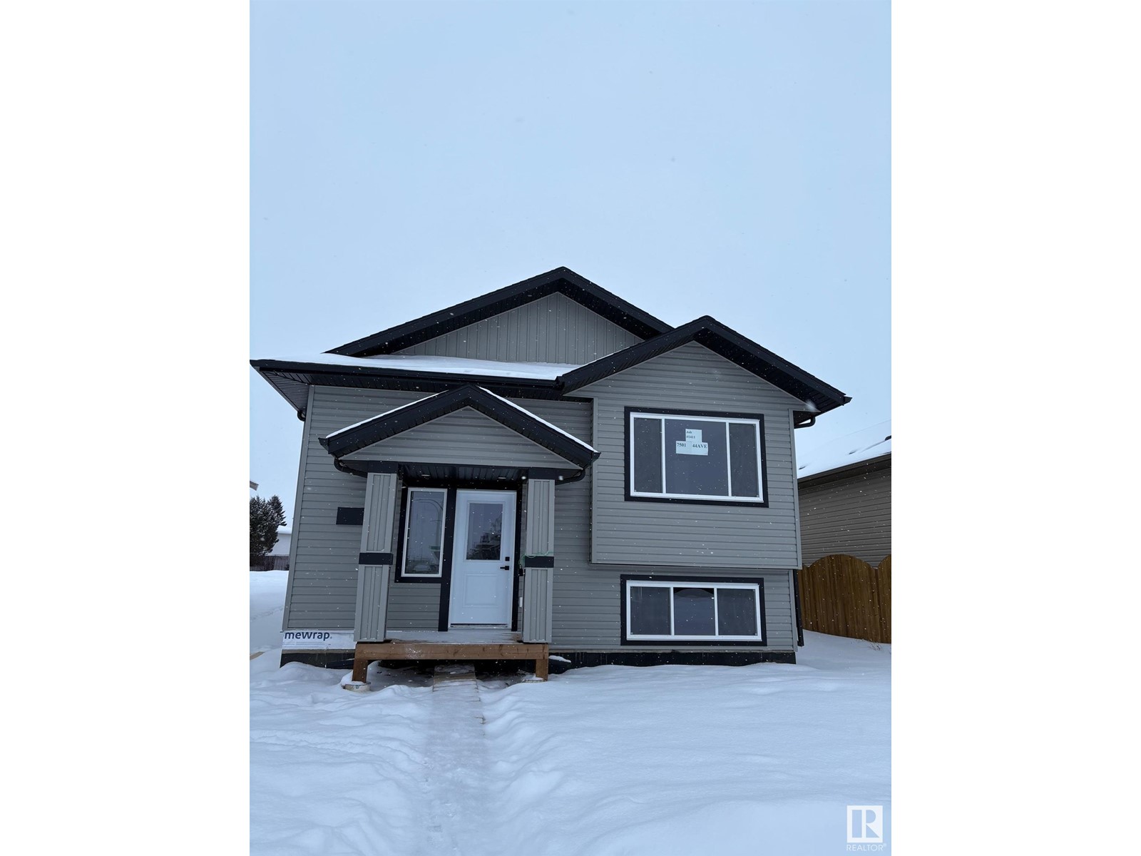 7501 44 Av Property Photo