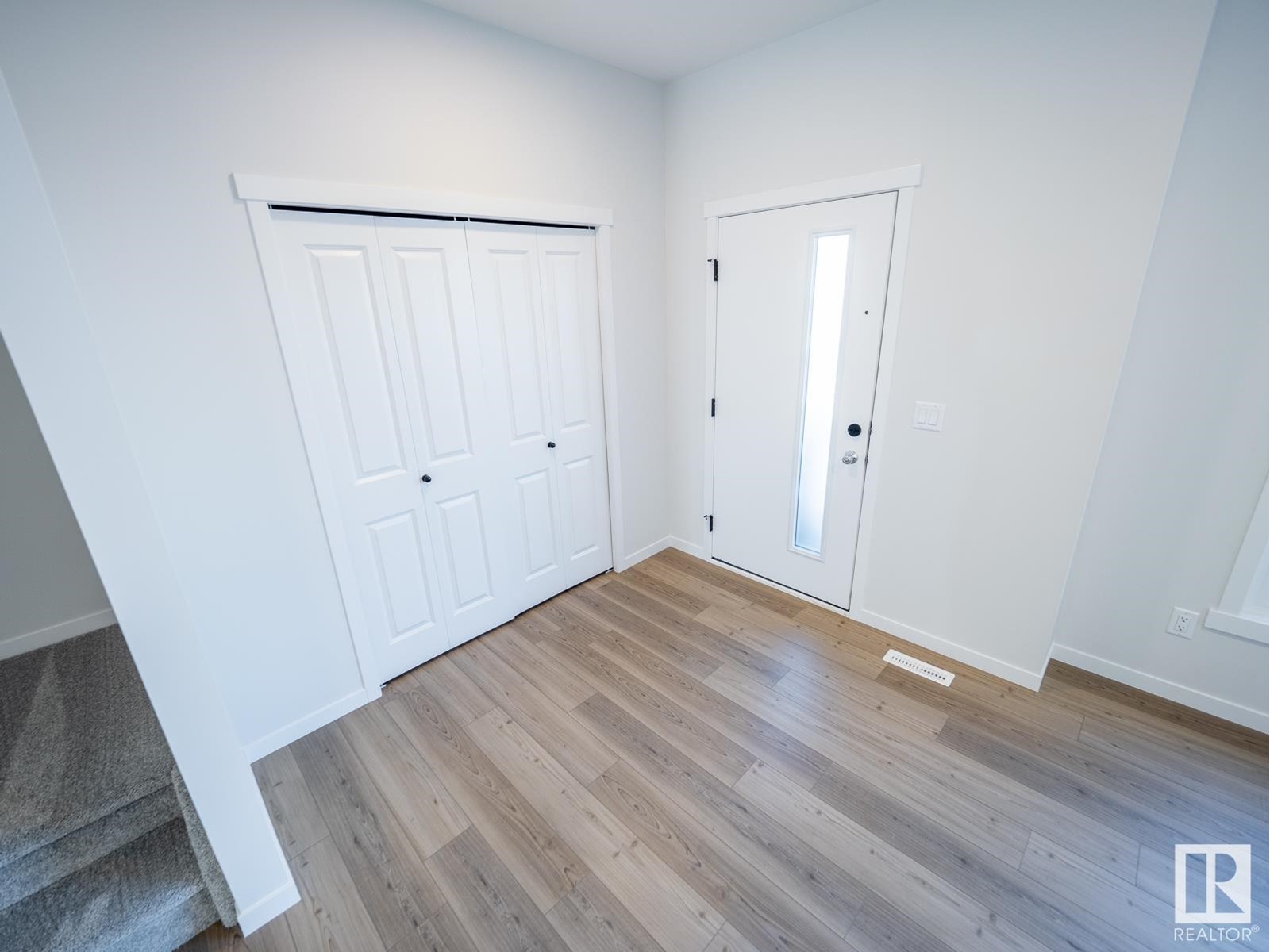 1232 16 St Nw Property Photo 2