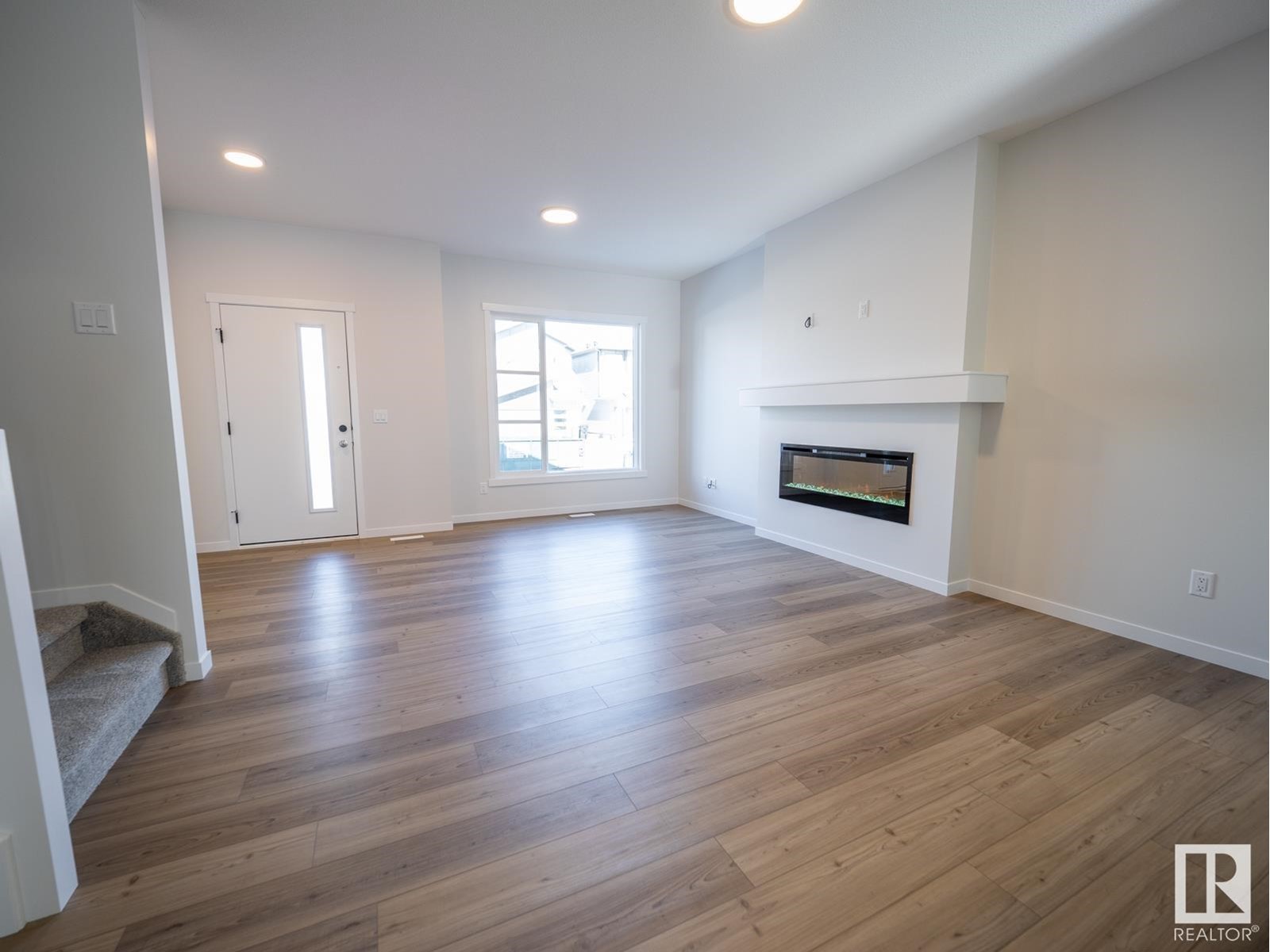 1232 16 St Nw Property Photo 4