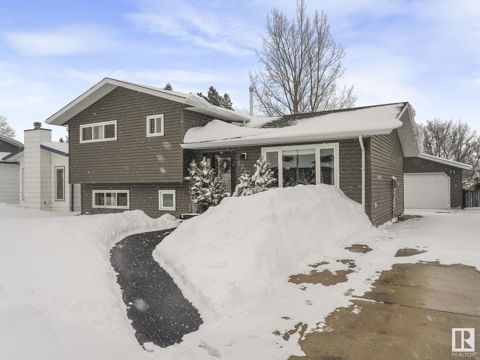 5347 50 Av Nw Property Photo 1