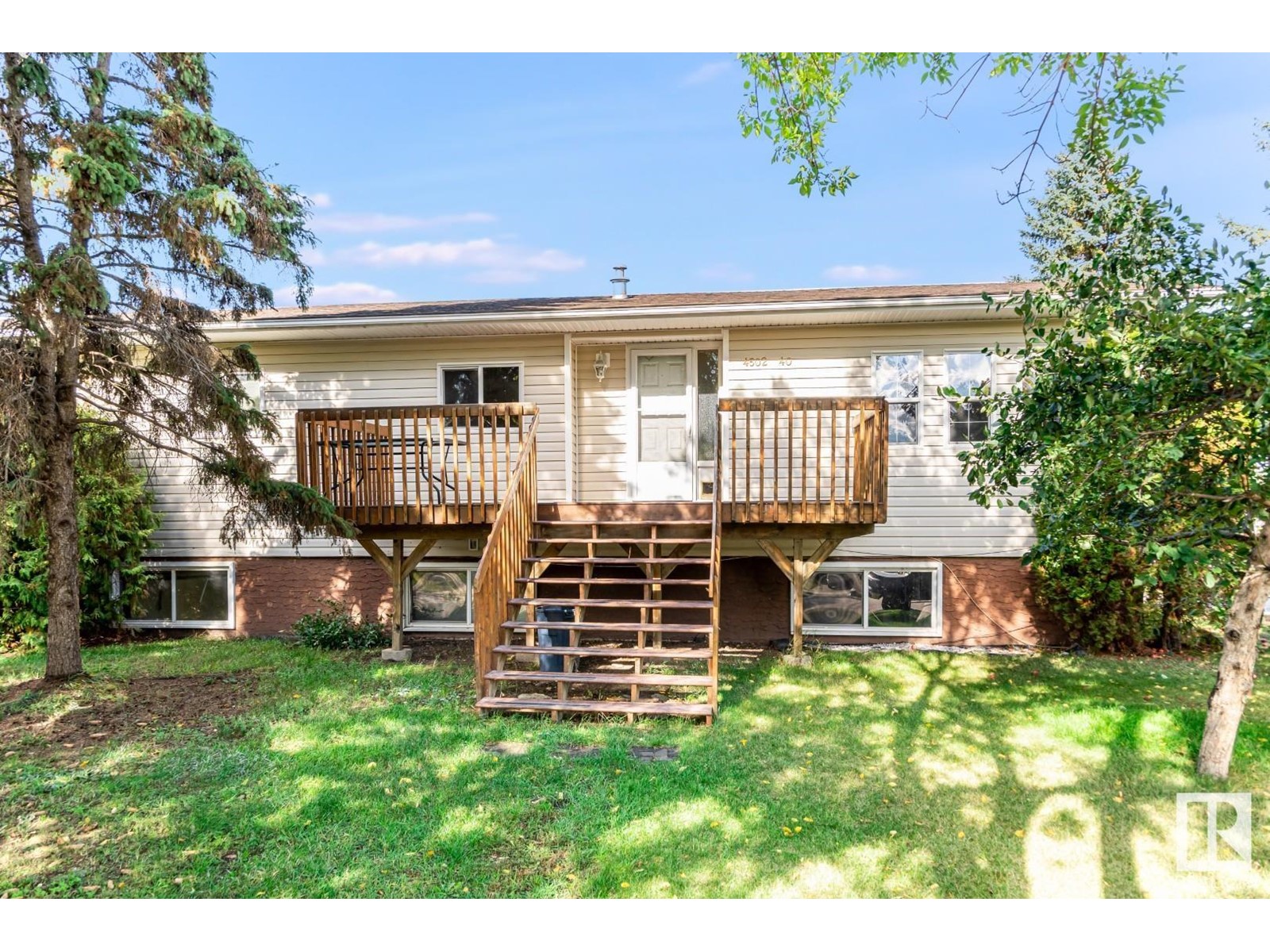 4502 40 Street Property Photo 1