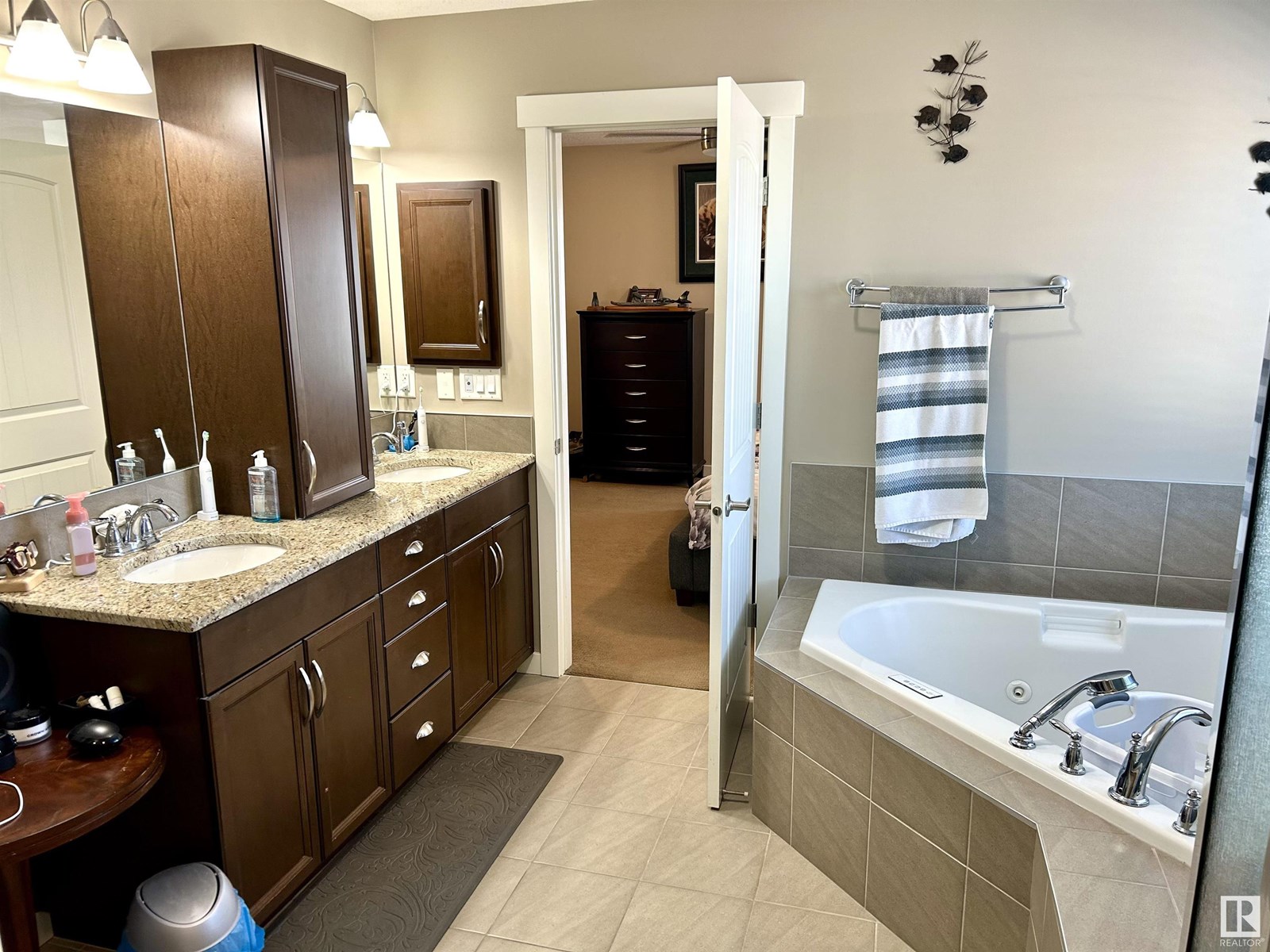 7732 19 Av Sw Property Photo 15
