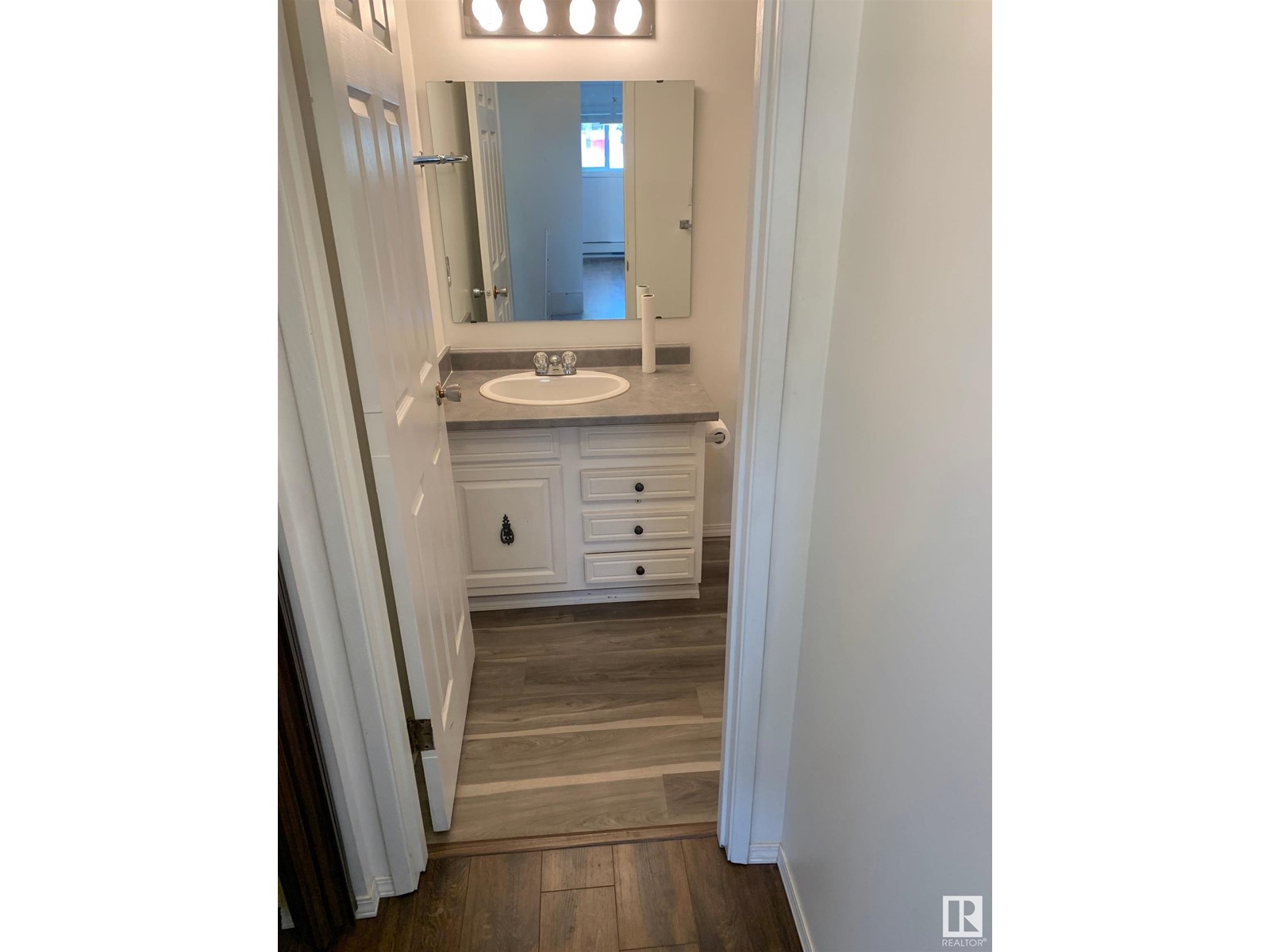 5001 47 Av Property Photo 27