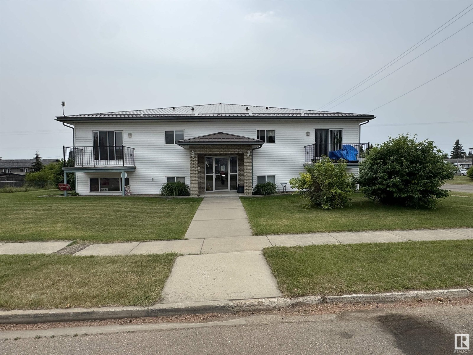 4933 47 Av Property Photo 1