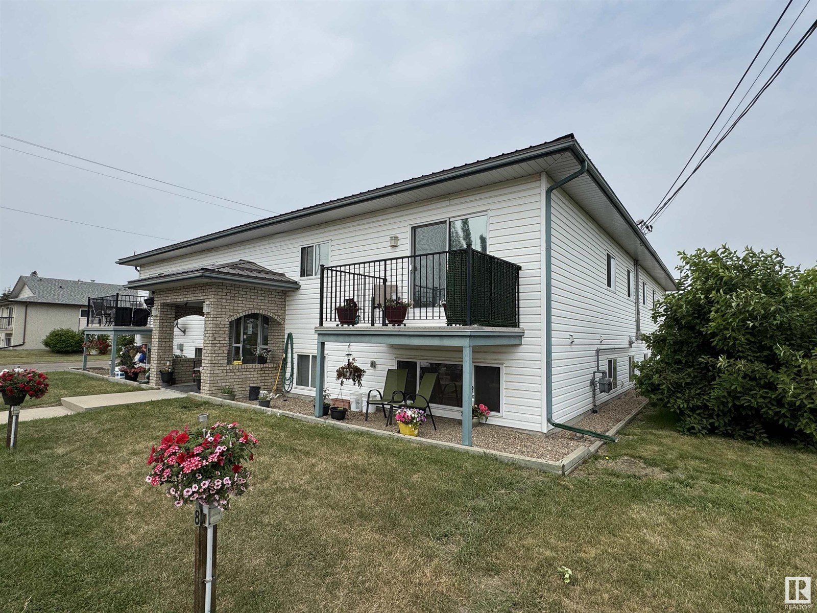 4933 47 Av Property Photo 5