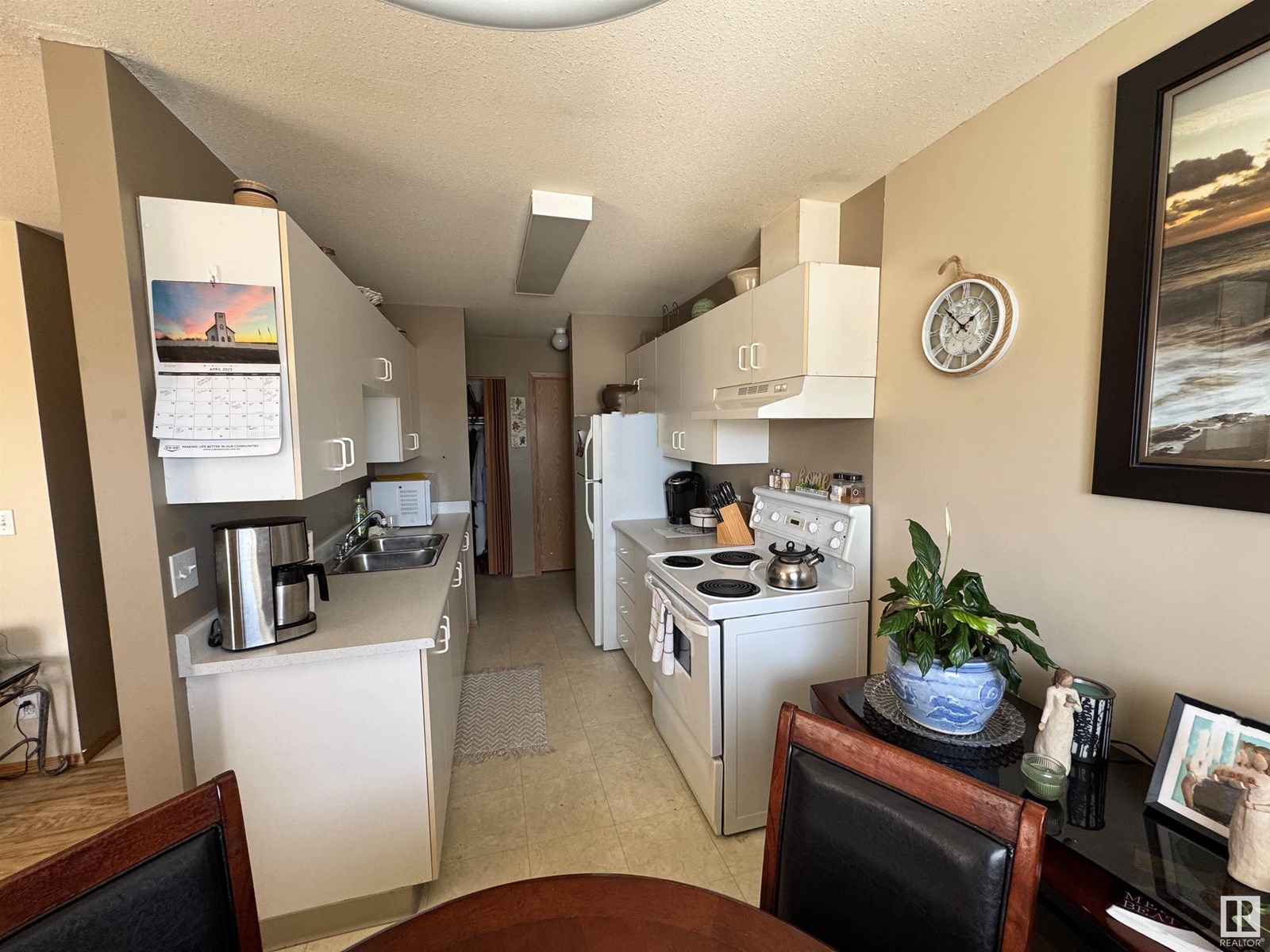 4933 47 Av Property Photo 7