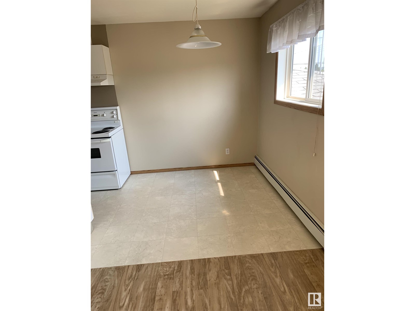4933 47 Av Property Photo 17