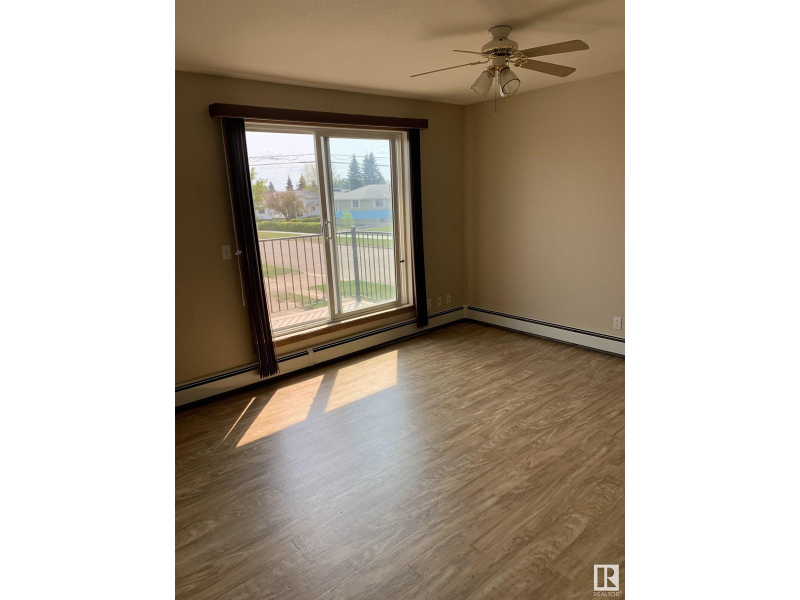 4933 47 Av Property Photo 18