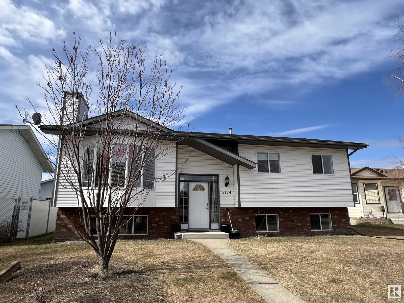 5114 51 St Property Photo 1