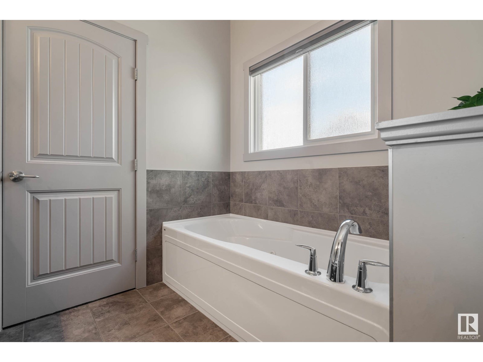 1935 68 St Sw Property Photo 22