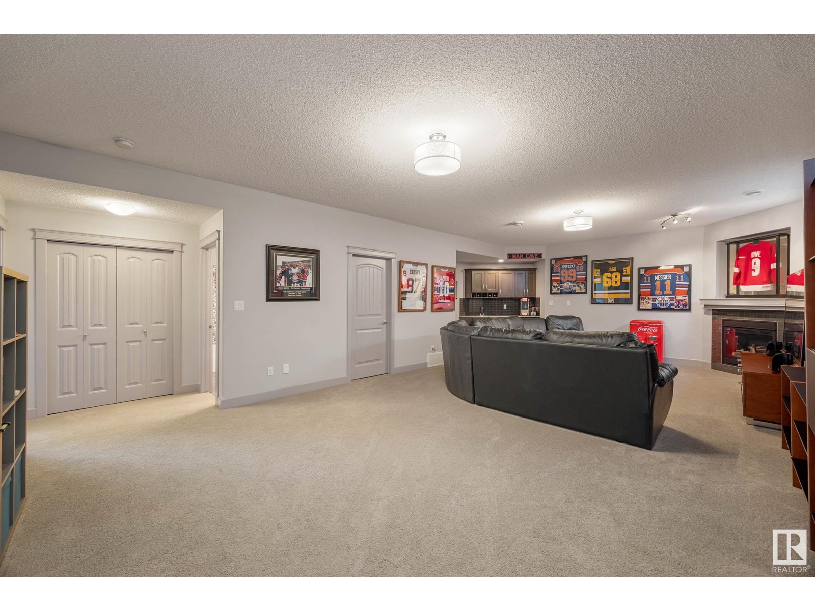 1935 68 St Sw Property Photo 27