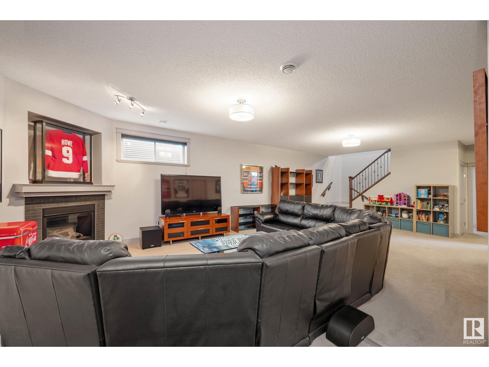 1935 68 St Sw Property Photo 30