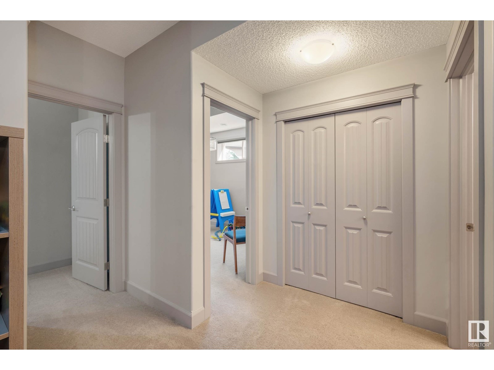 1935 68 St Sw Property Photo 32