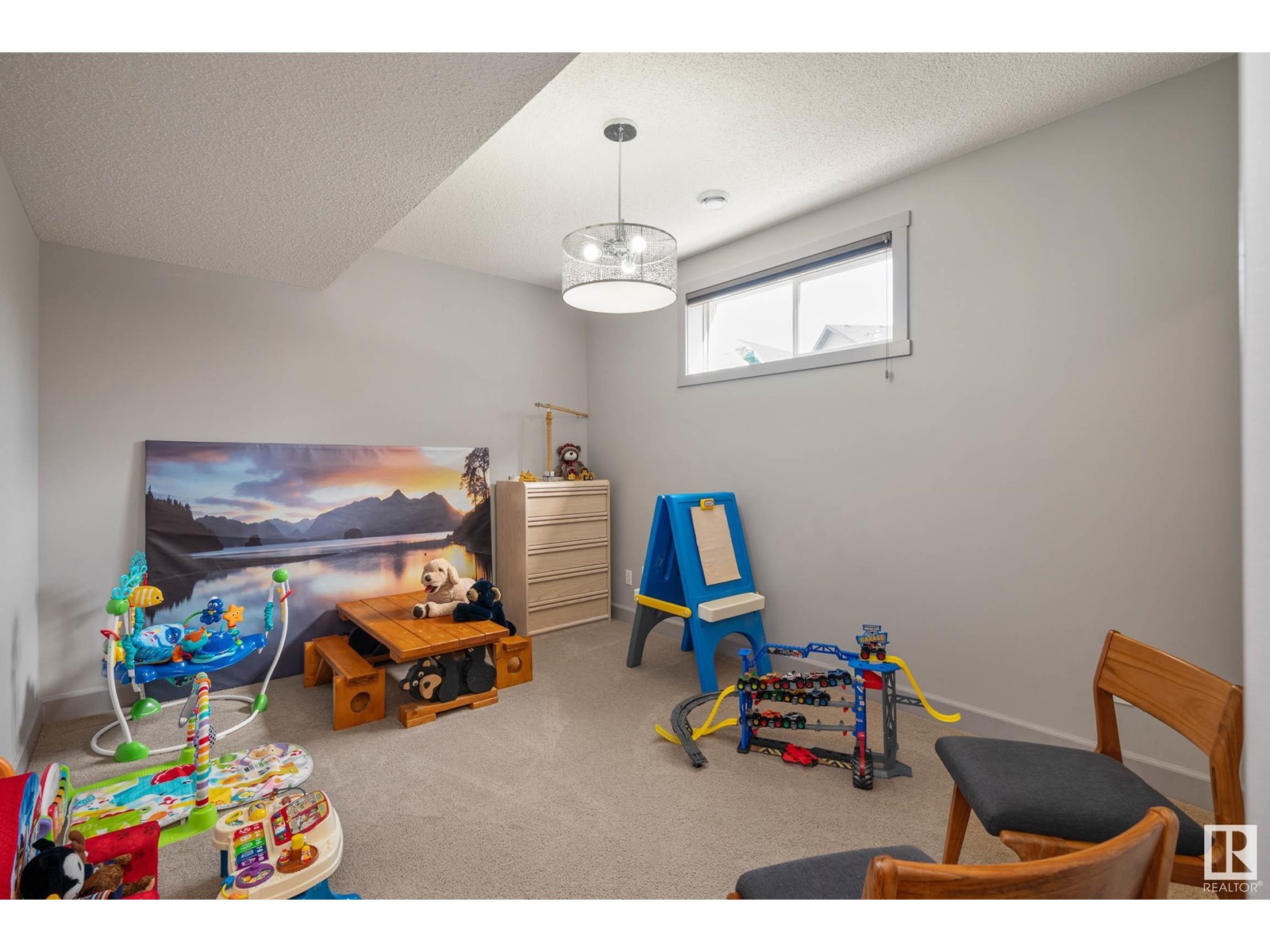 1935 68 St Sw Property Photo 35