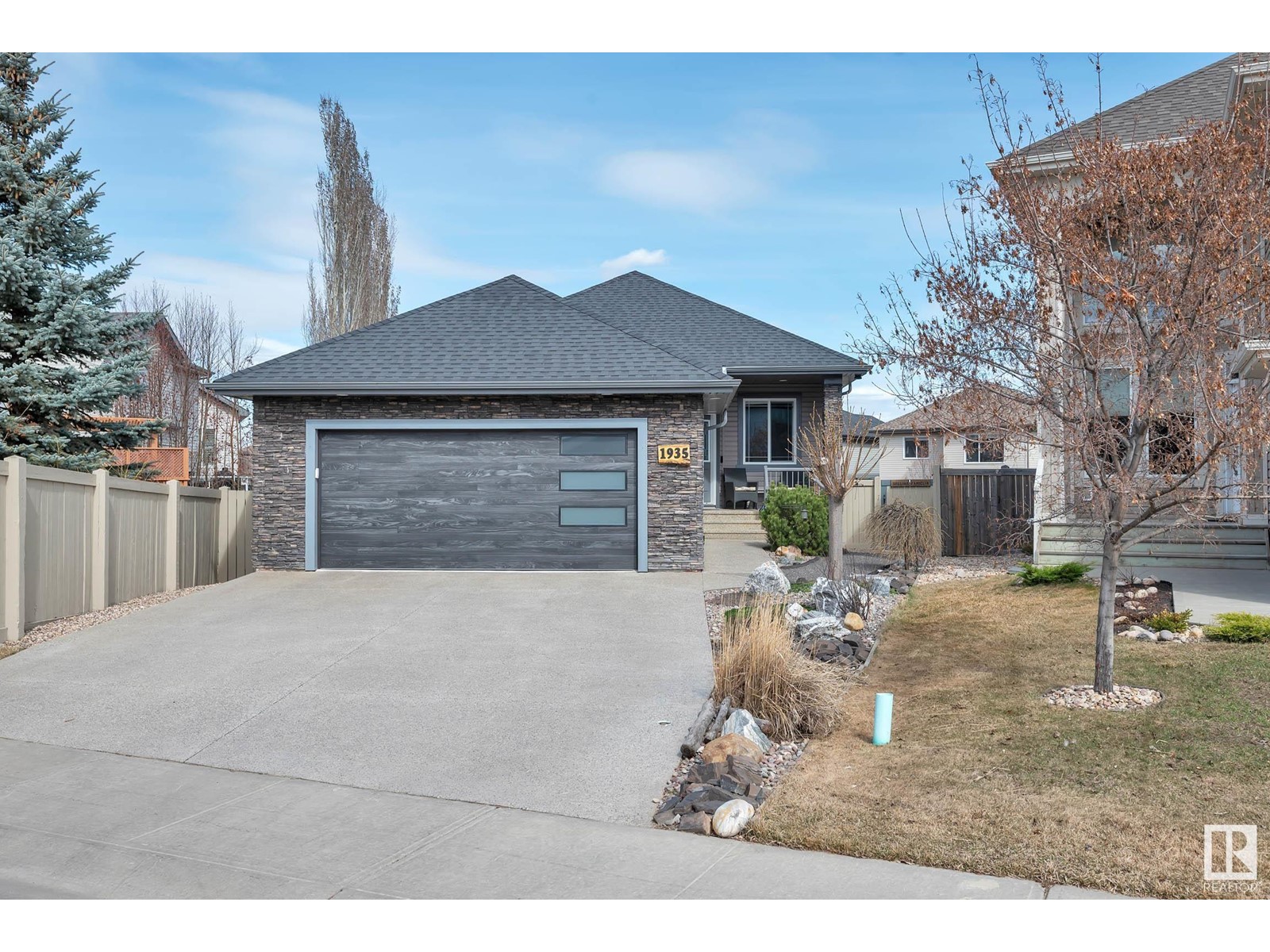 1935 68 St Sw Property Photo 37