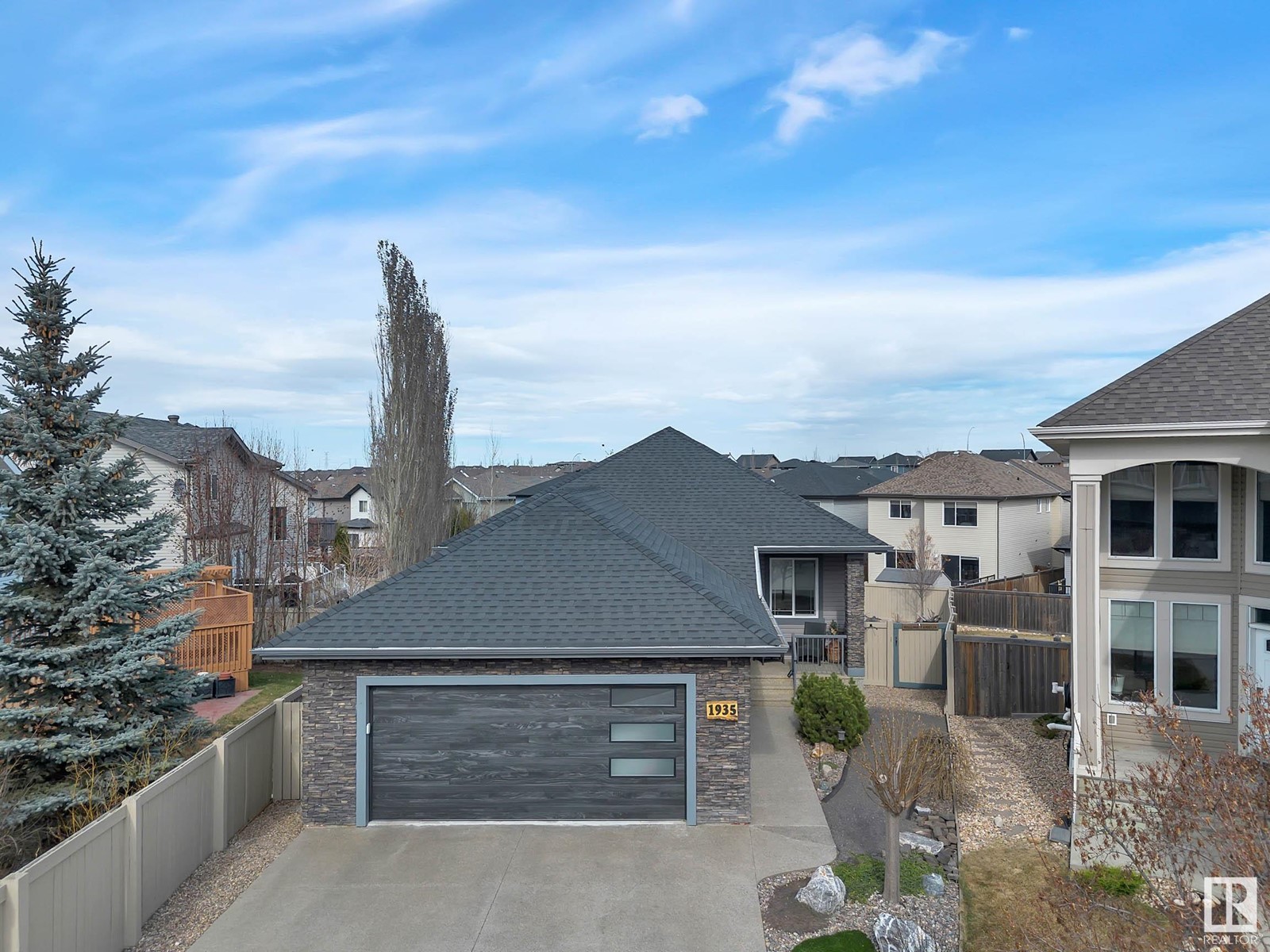 1935 68 St Sw Property Photo 40