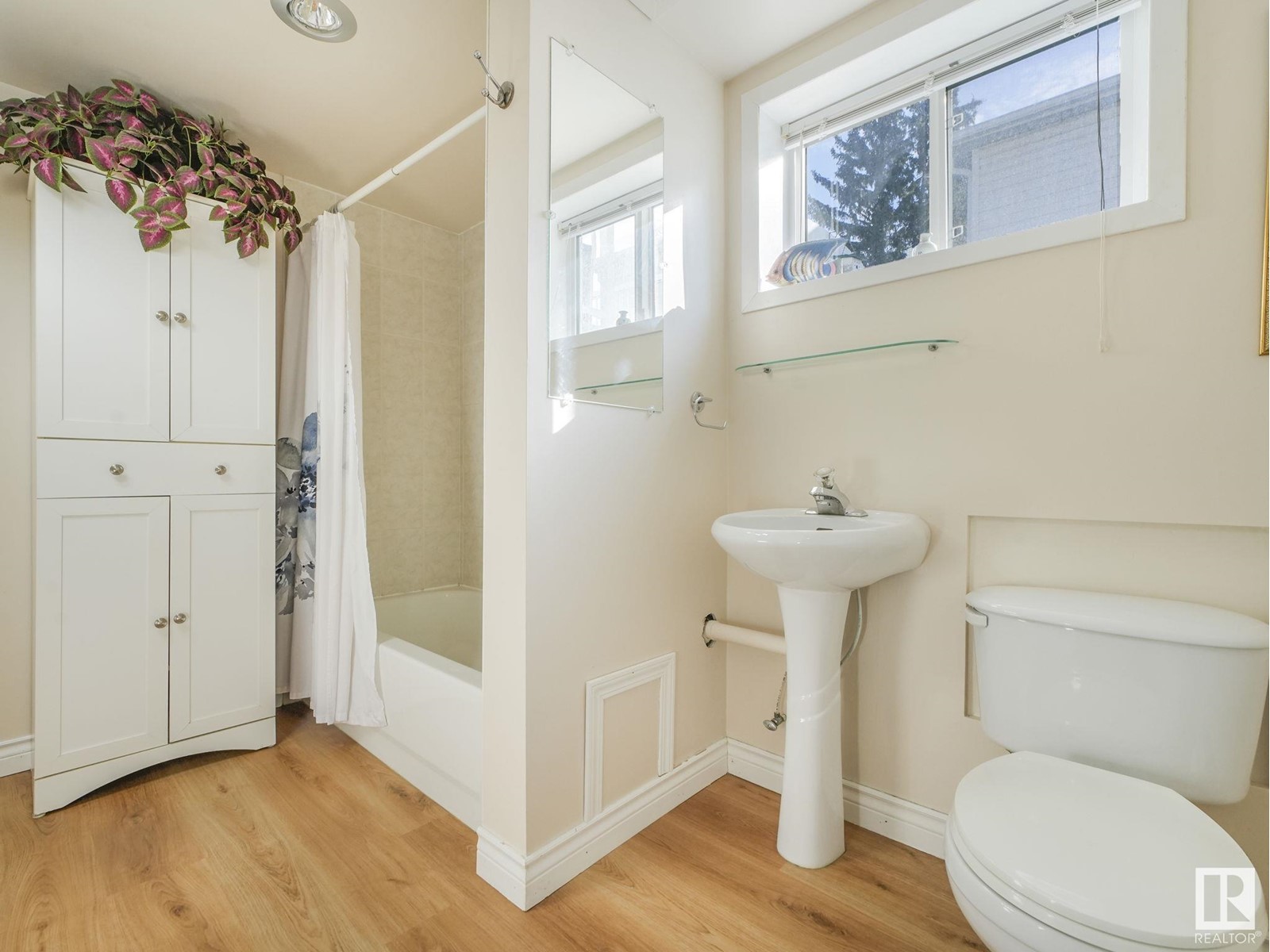 8925 79 Av Nw Nw Property Photo 34
