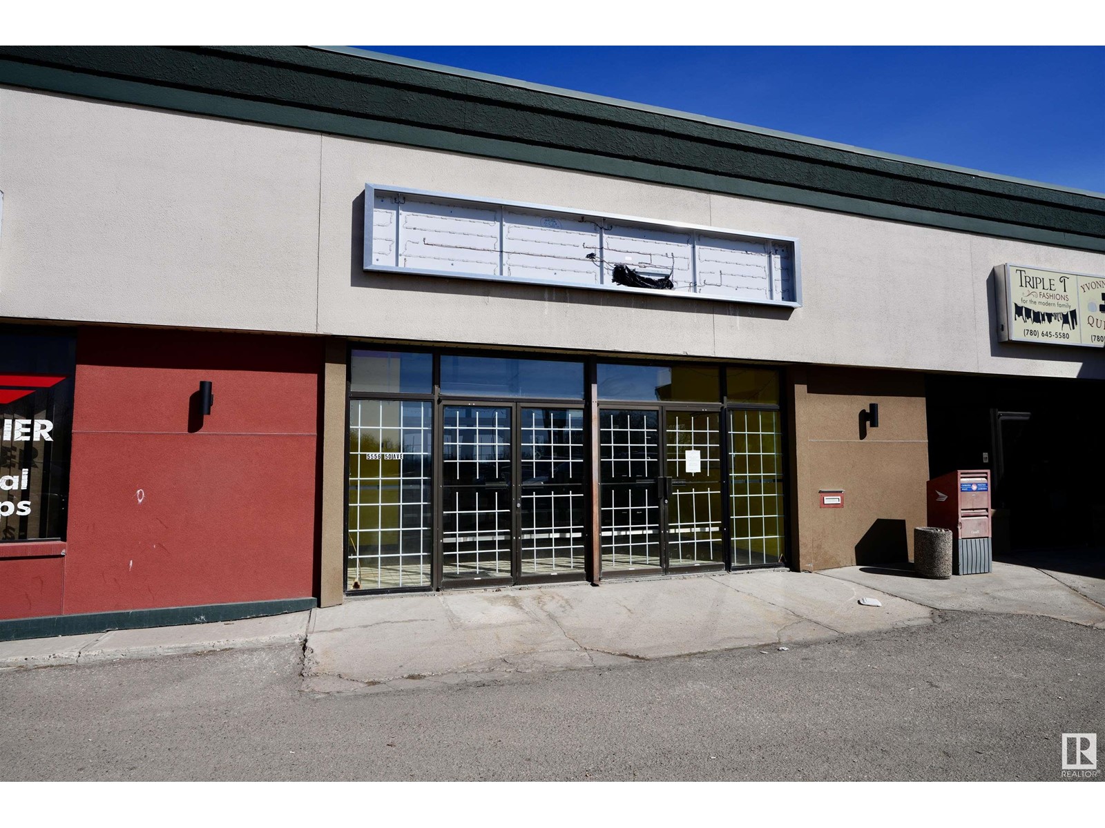 #400 5556 50 AV Property Photo 1