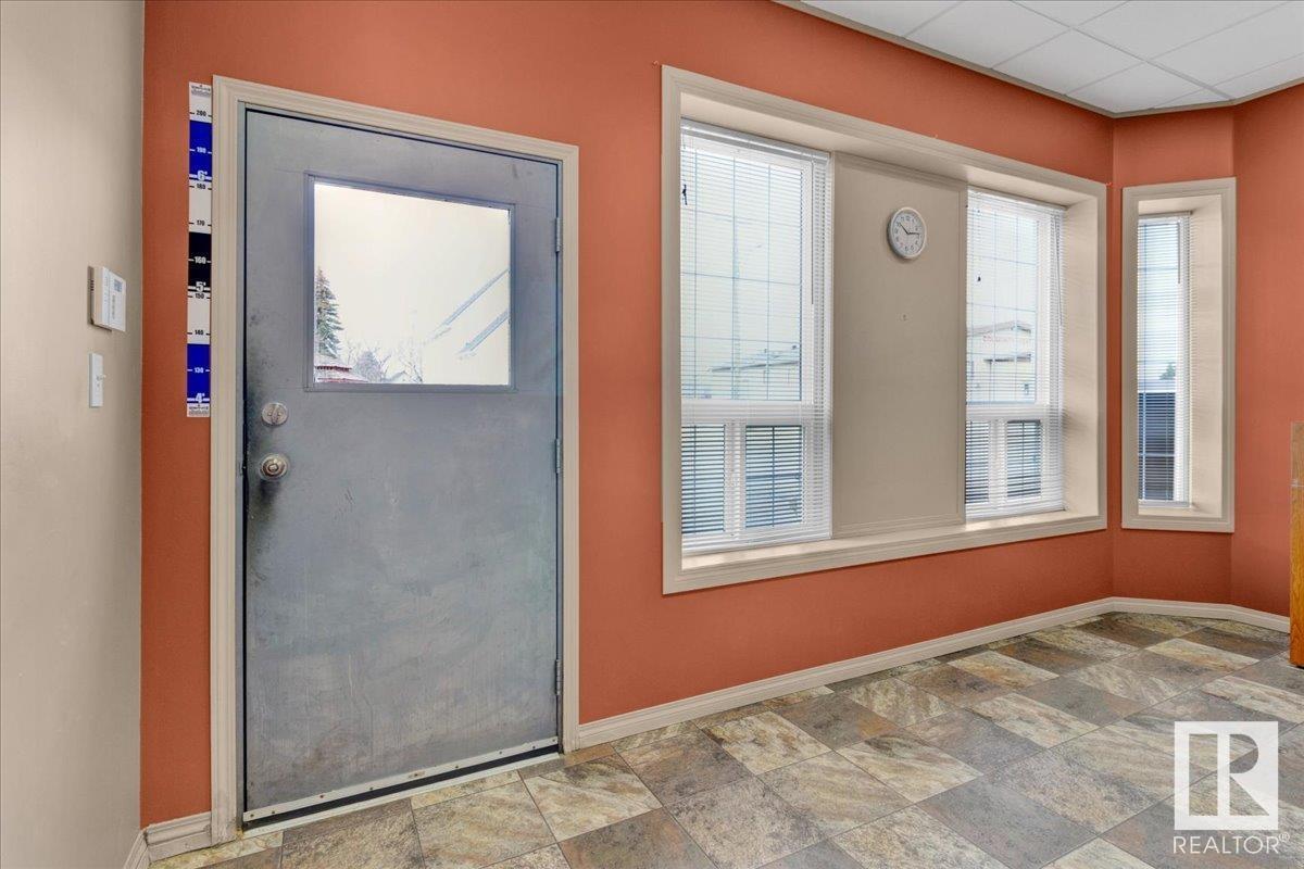 5081 50 St Property Photo 5