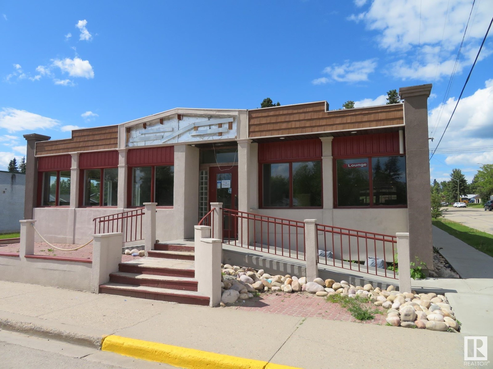 5004-5008 50 Av Property Photo 1
