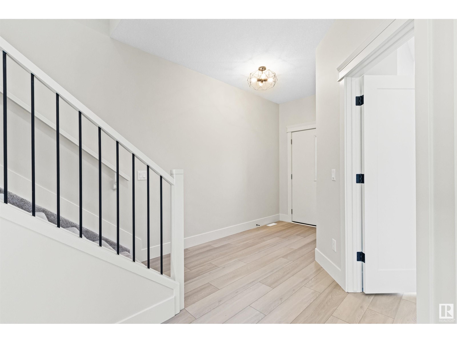 11077 150 St Nw Property Photo 9