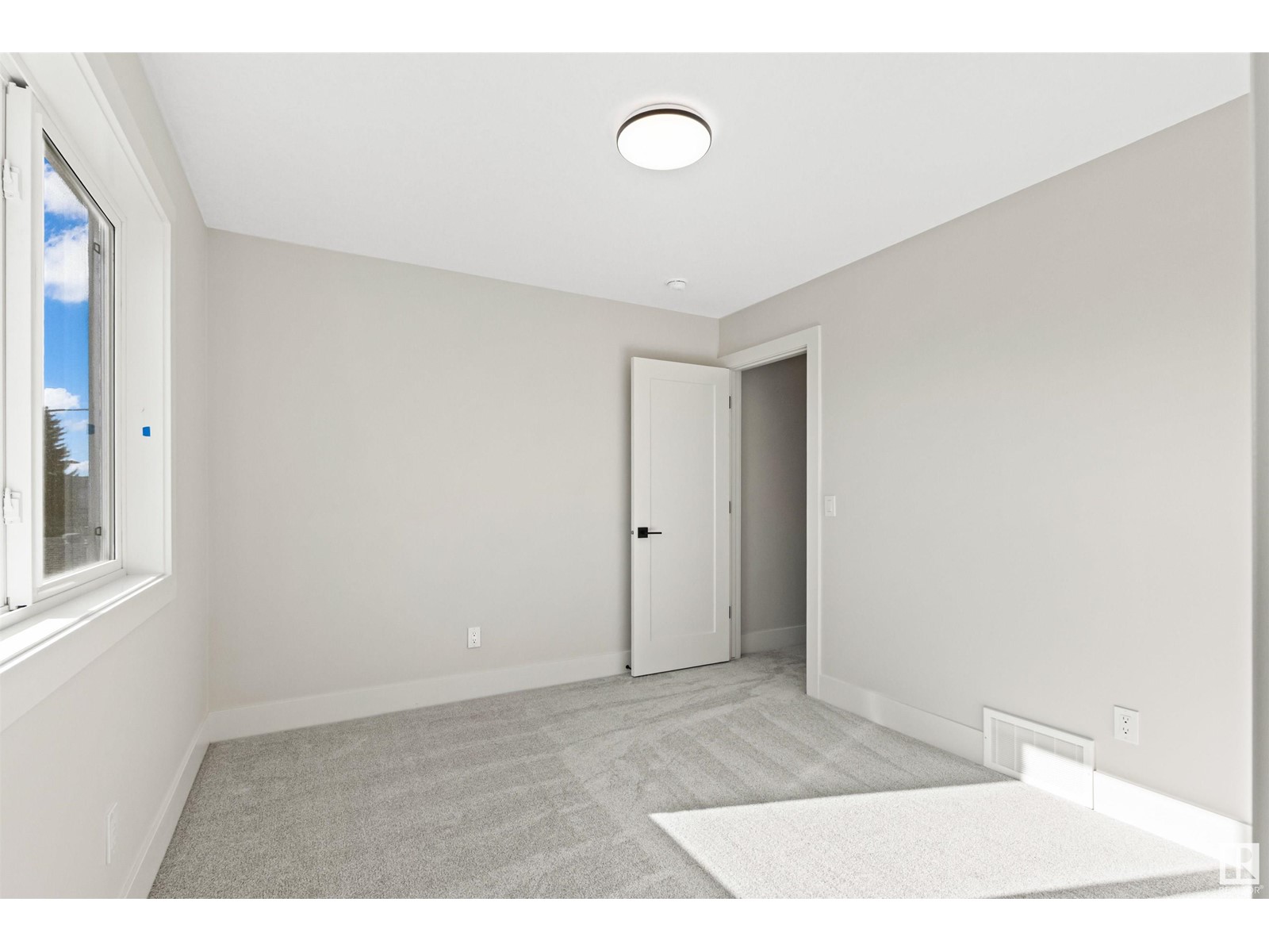 11077 150 St Nw Property Photo 32