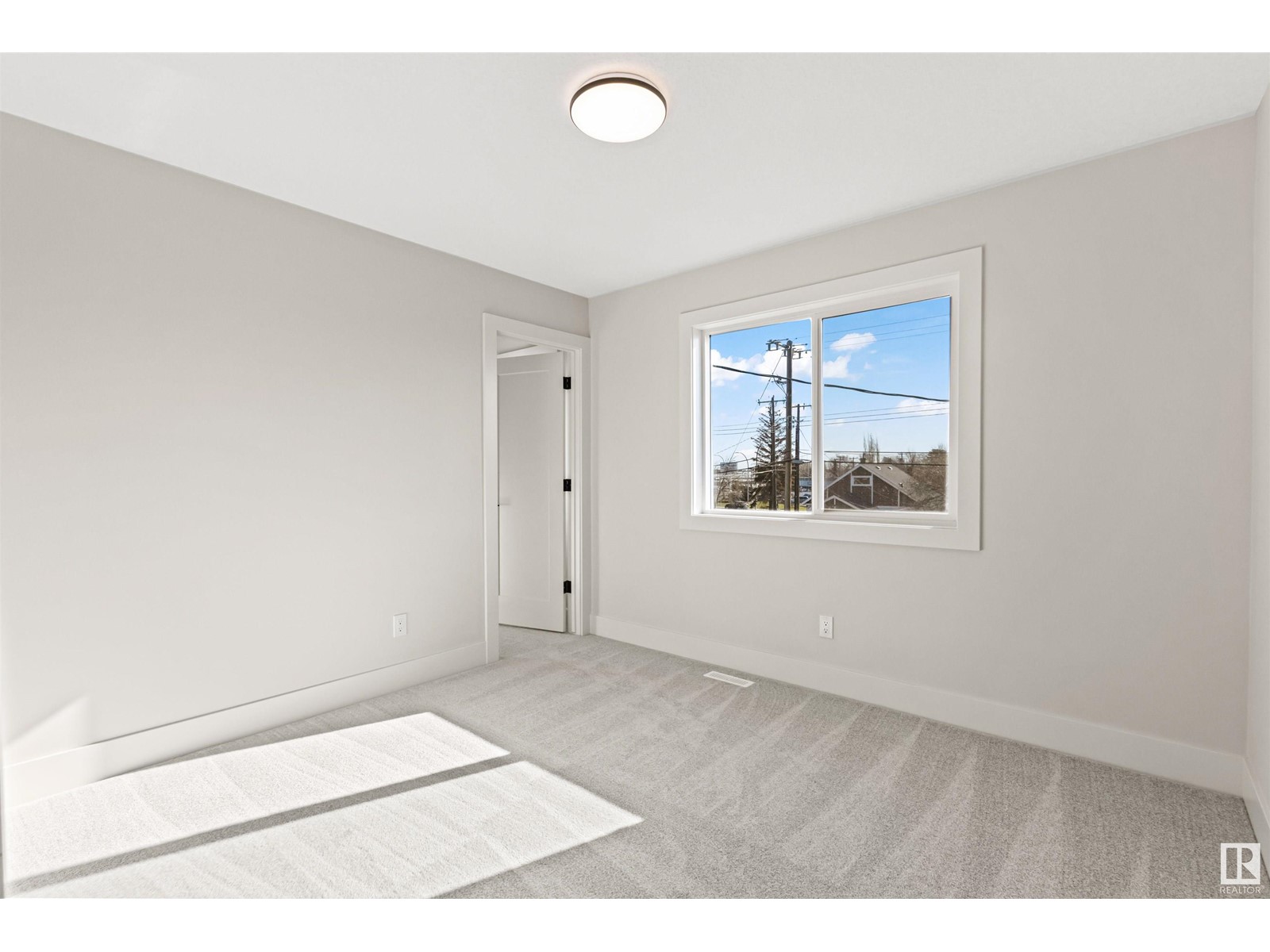 11077 150 St Nw Property Photo 34