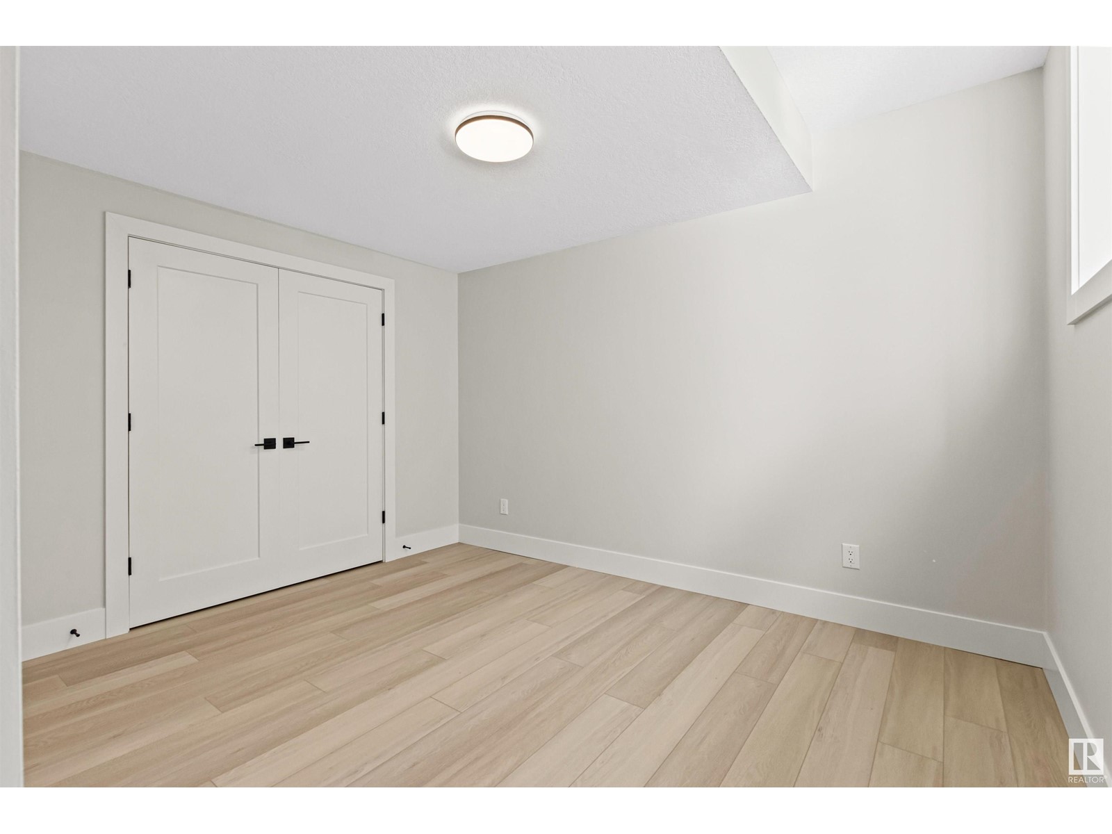 11077 150 St Nw Property Photo 43