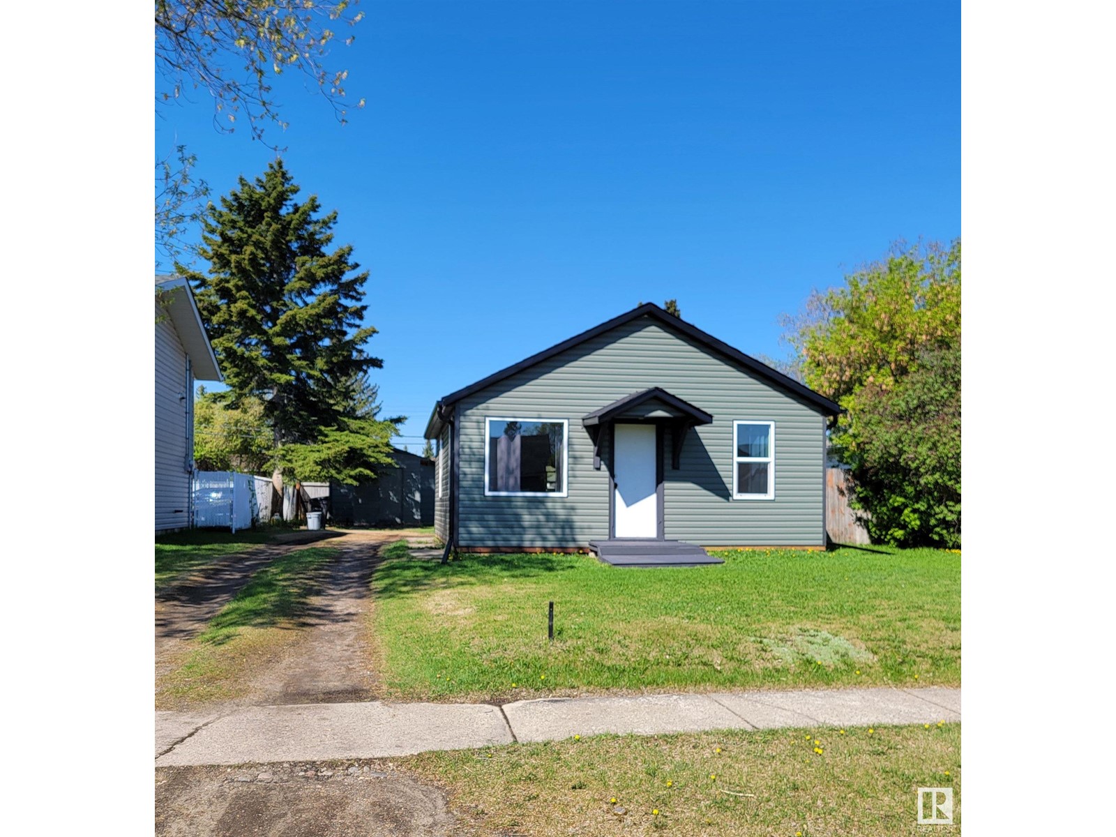 4712 48 St Property Photo 1