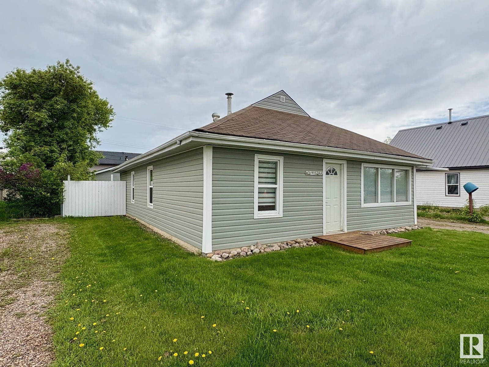 4714 52 Av Property Photo 1