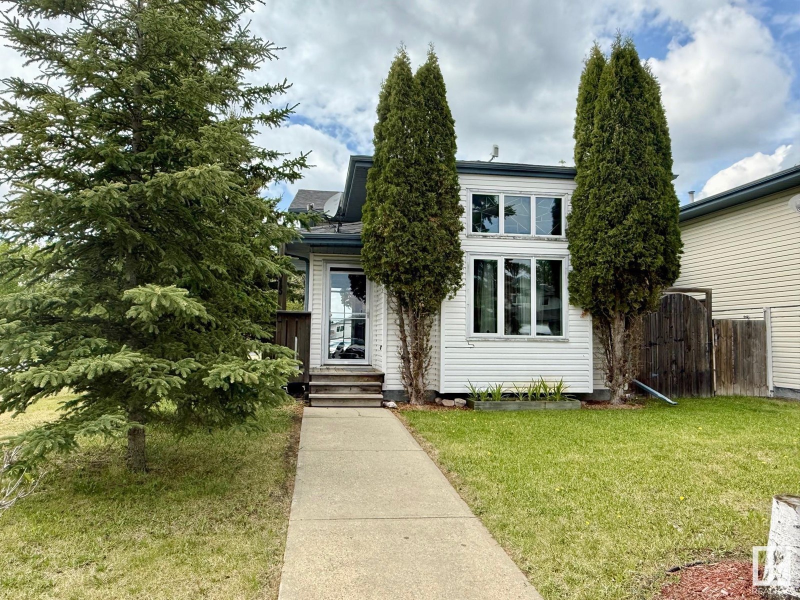 4515 B 33 St Property Photo 1
