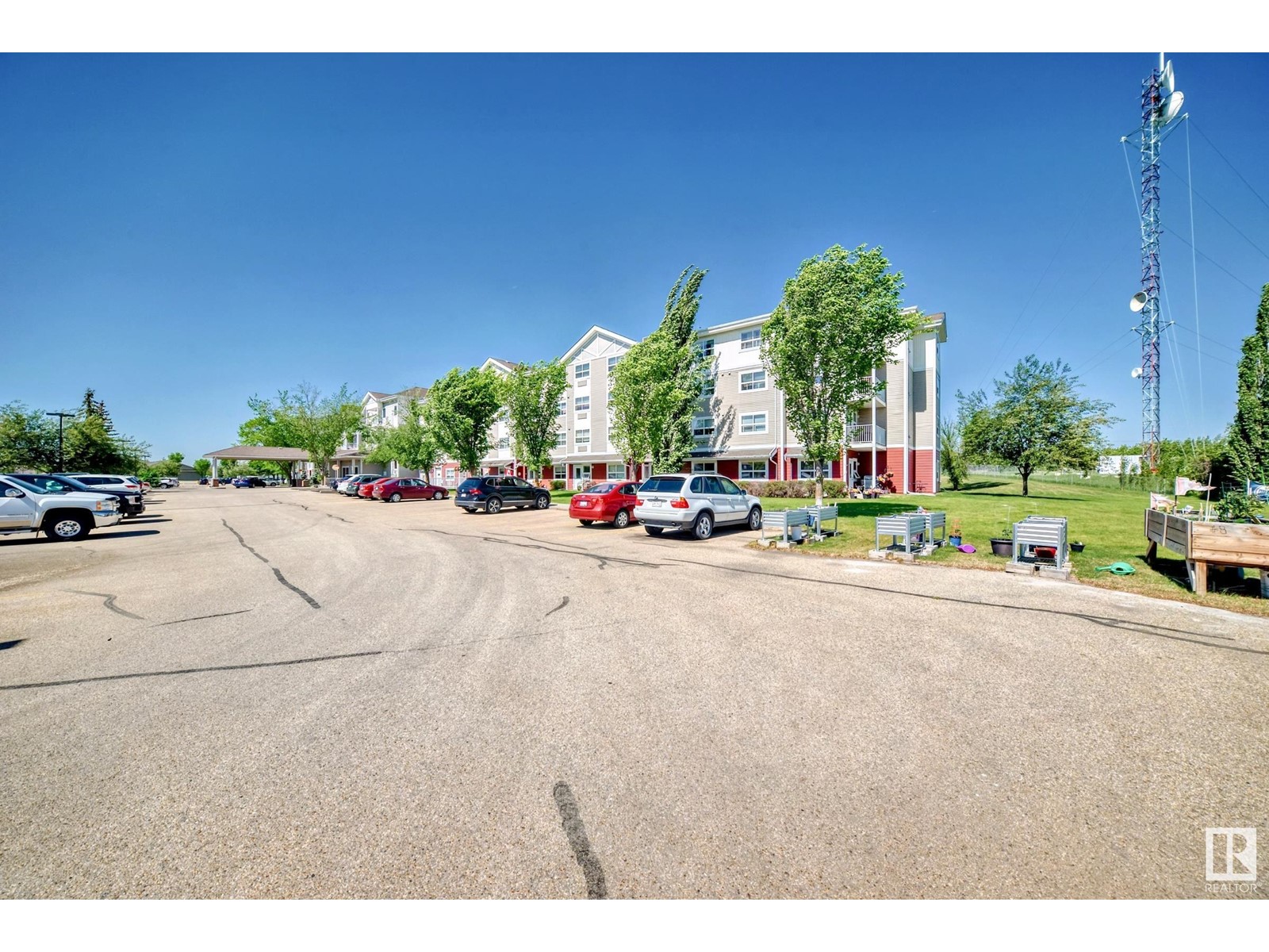 #321 8802 Southfort Property Photo 2